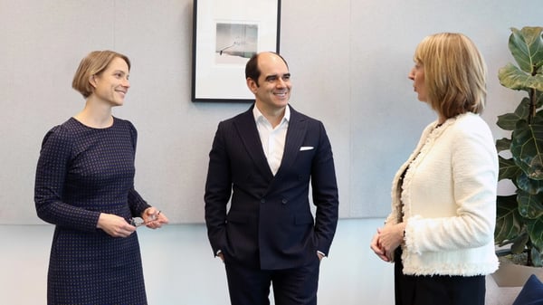 Laura Mason, Katie Worgan, and António Simões stand together, engaged in conversation.
