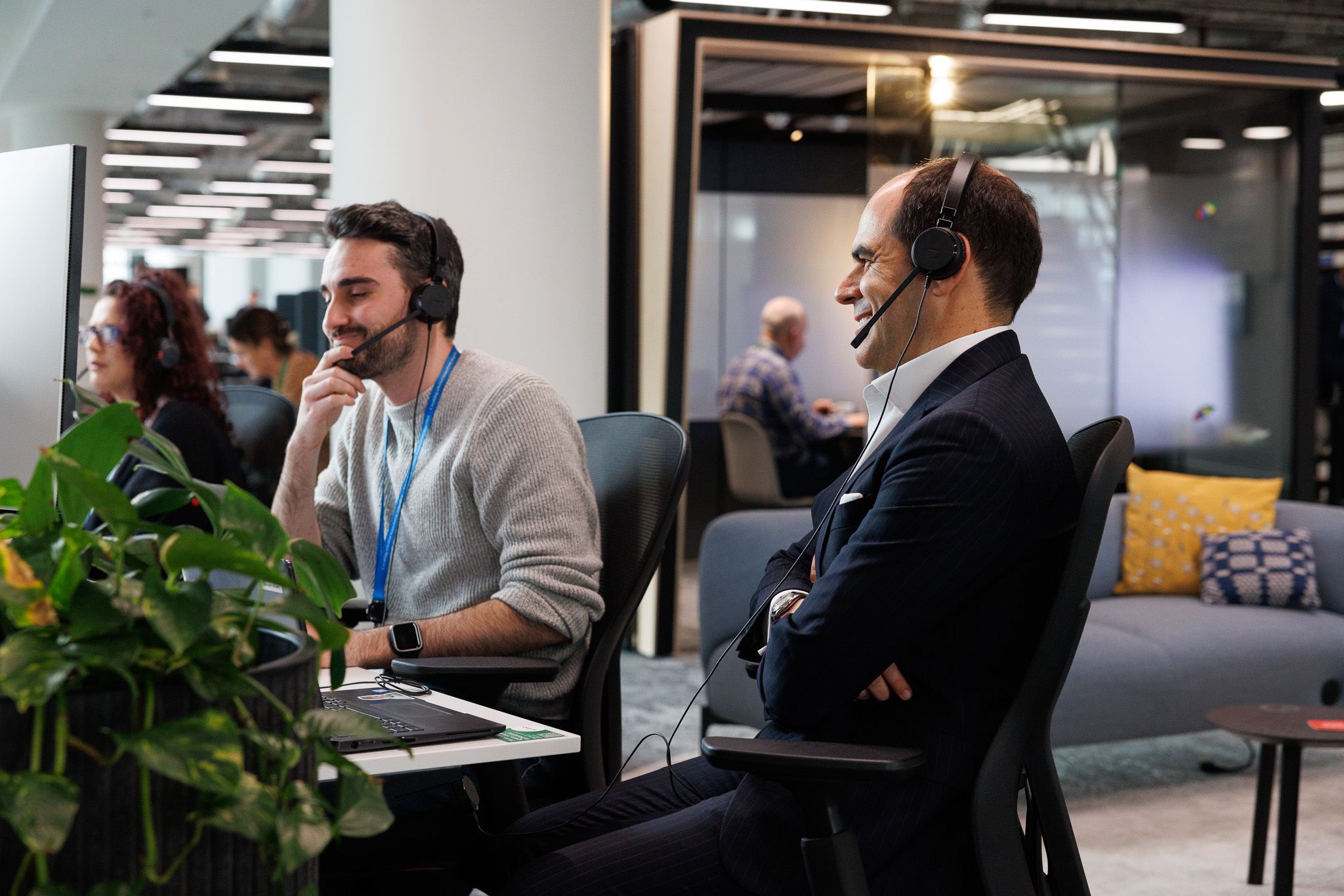 António Simões working with an L&G employee at his desk.