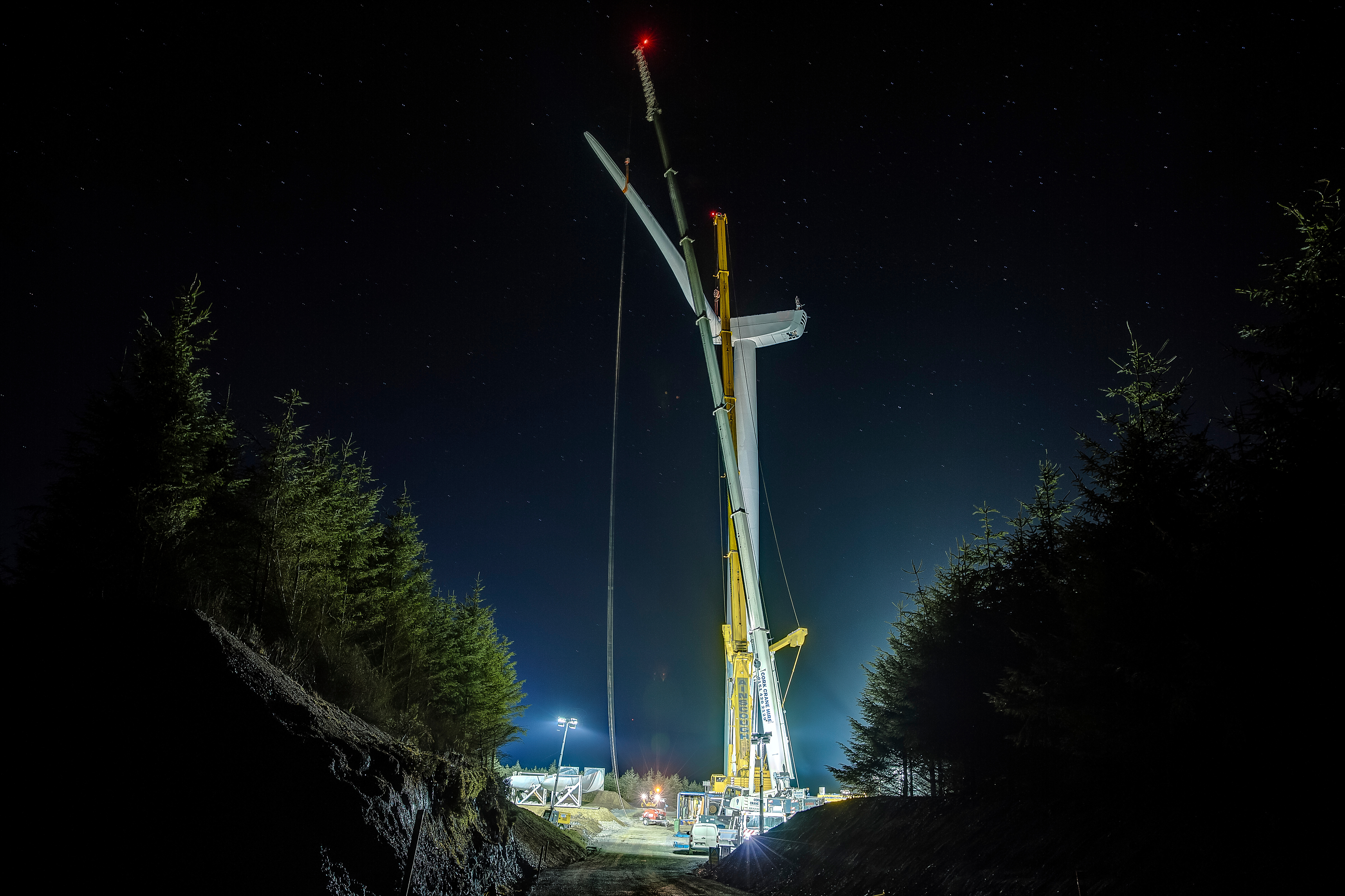 Nightime wind farm construction