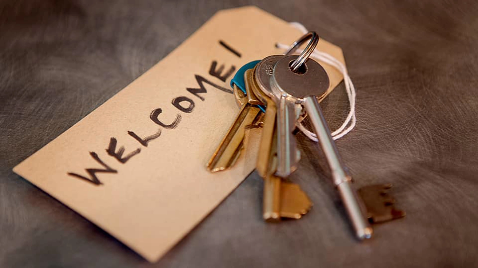Welcome note and a key for home Welcome note and a key for home