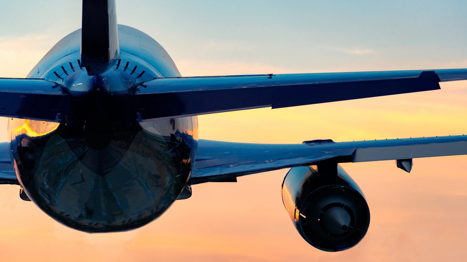 Image of commercial flight flying Image of commercial flight flying
